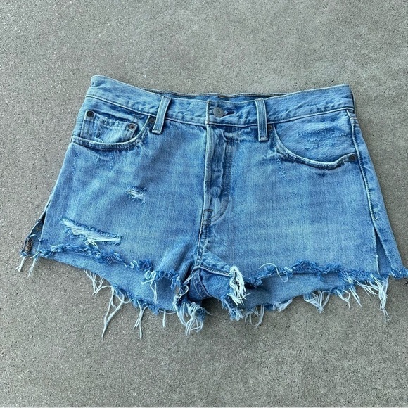 Levi’s 501 Distressed Button Fly Jean Shorts - Picture 1 of 4